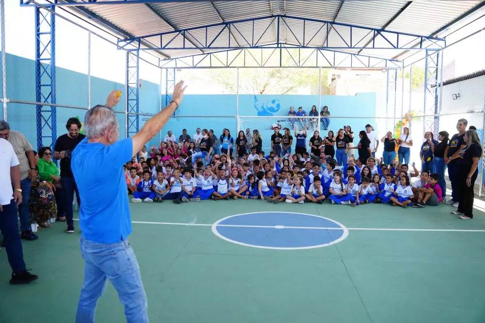 Prefeitura de Patos entrega reforma da Escola Municipal Maria das Chagas Candeia, novas instalações e materiais esportivos