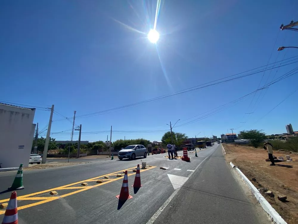 Trânsito mais seguro: STTRANS implanta rotatória no bairro Noé Trajano