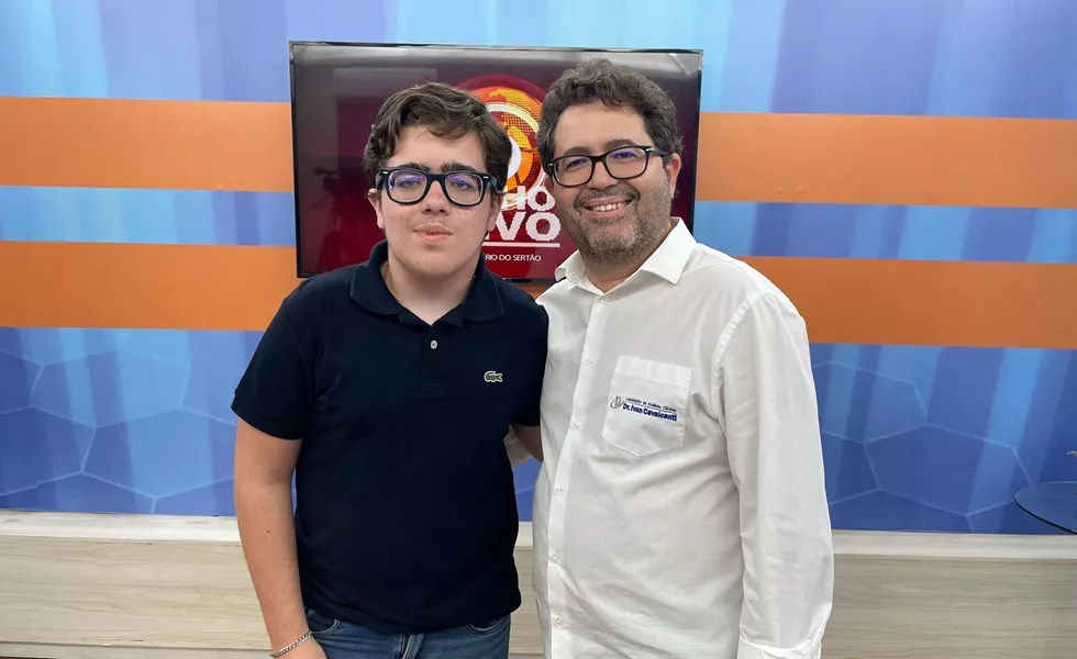 Otton e seu pai, Bruno Fernandes, nos estúdios da TV Diário do Sertão (Foto: Diário do Sertão)