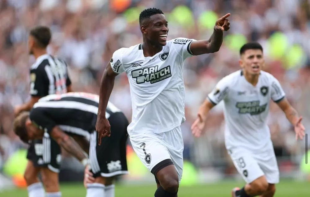 Botafogo joga partida inteira com um a menos, vence Atlético-MG de forma épica e conquista a Libertadores pela 1ª vez