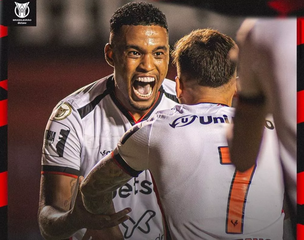 Vitória vence o Fortaleza, e Alerrandro assume artilharia do Brasileirão