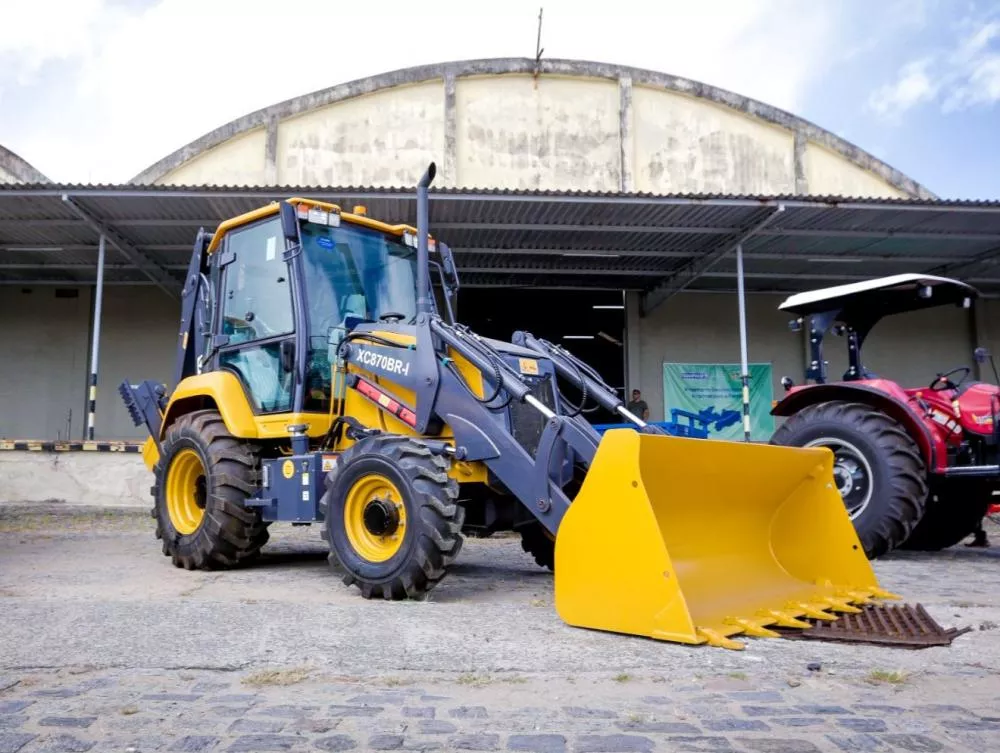 Prefeitura de Patos recebe retroescavadeira da Codevasf e reforça patrulha mecanizada do município