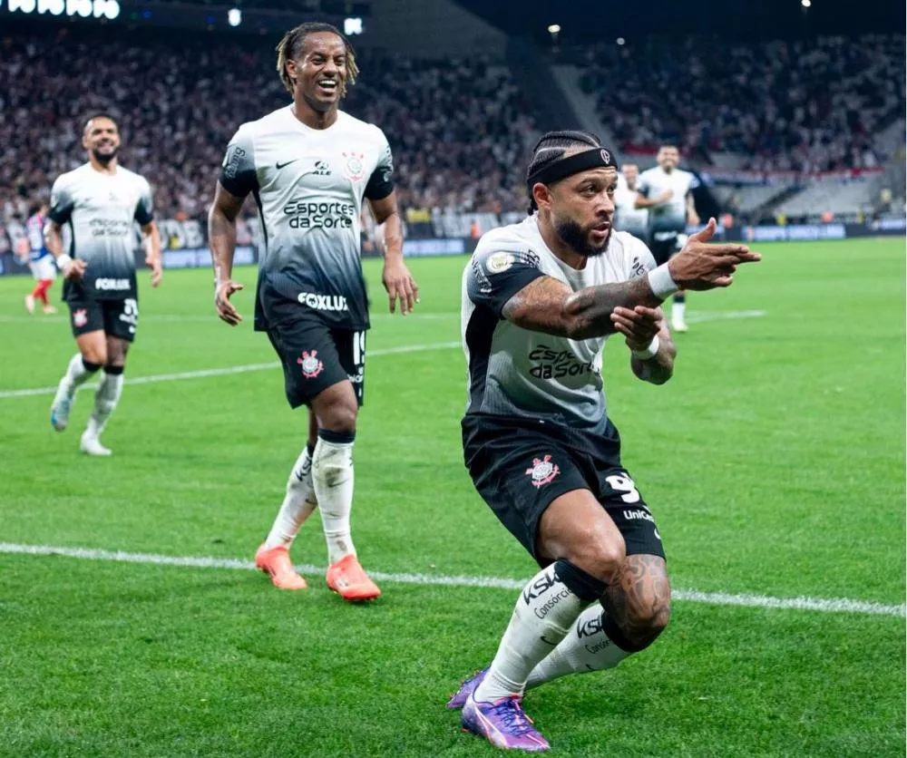 Memphis brilha, Corinthians embala 8ª vitória seguida, passa o Bahia na tabela e só depende de si para ir à Libertadores