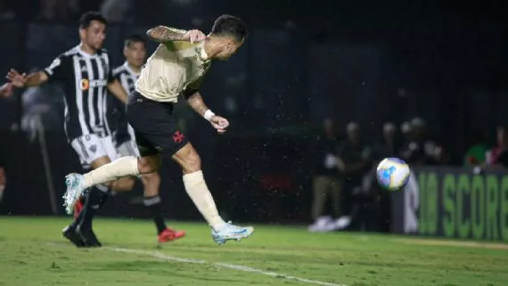 Coutinho brilha com gol e assistência, Vasco dá fim a jejum, vence Atlético-MG e confirma vaga na Sul-Americana