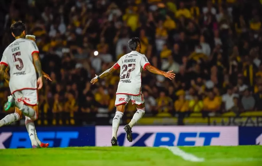 Flamengo vence Criciúma e ajuda Fluminense na luta contra o rebaixamento do Brasileirão