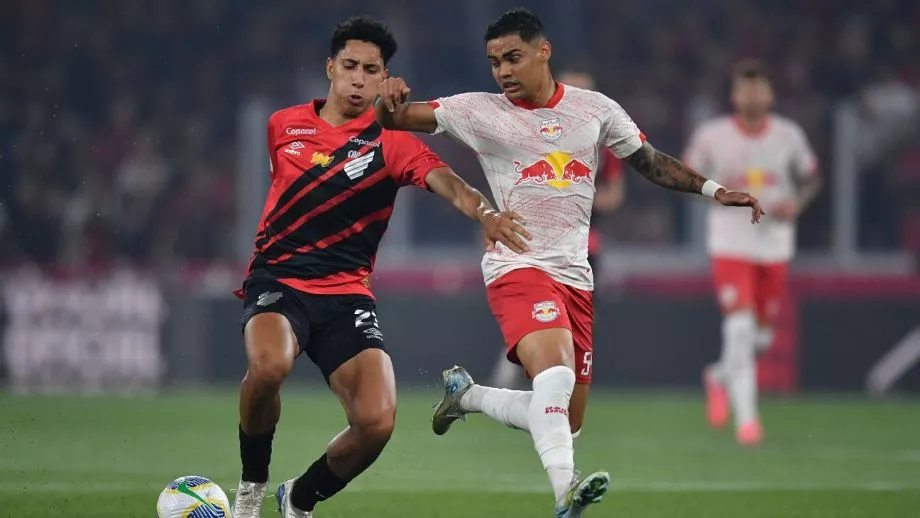 Sasha brilha, Red Bull Bragantino vence Athletico-PR em confronto direto e embola luta contra o rebaixamento no Brasileirão