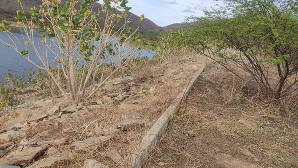 Barragem Capoeira, em Santa Terezinha, enfrenta situação crítica com formigueiros, buracos no balde e comportas abertas há 120 dias