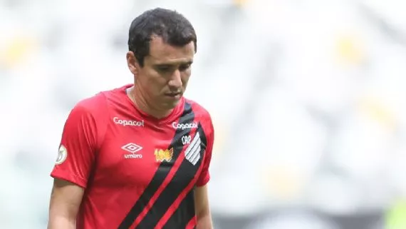 Atlético-MG vence com 'gol chorado', se salva e rebaixa Athletico-PR no Brasileirão