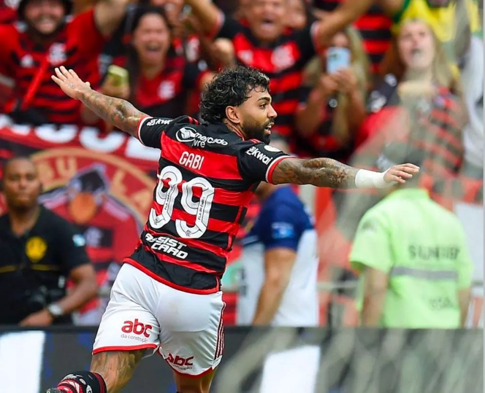 Em jogo de despedida e homenagens da torcida, Gabigol marca e flamengo empata com o Vitória no Maracanã