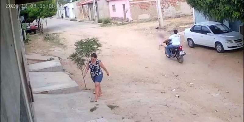 Criança é atropelada por moto em Conceição-PB ao tentar atravessar a rua; veja vídeo