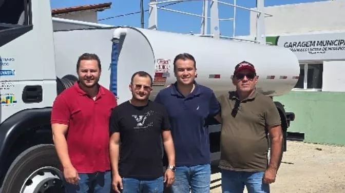 Prefeito Dr. Jefferson realiza a entrega de caminhão-pipa para o município