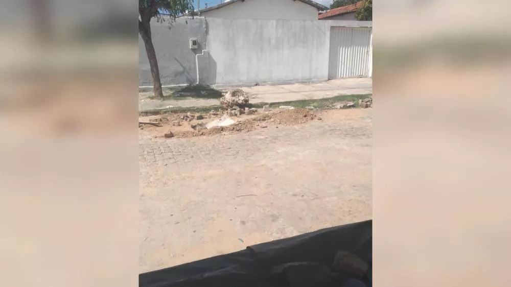 Moradores reclamam de galeria estourada no Bairro Bivar Olinto, em Patos; gestão diz que que buscará agilizar demanda