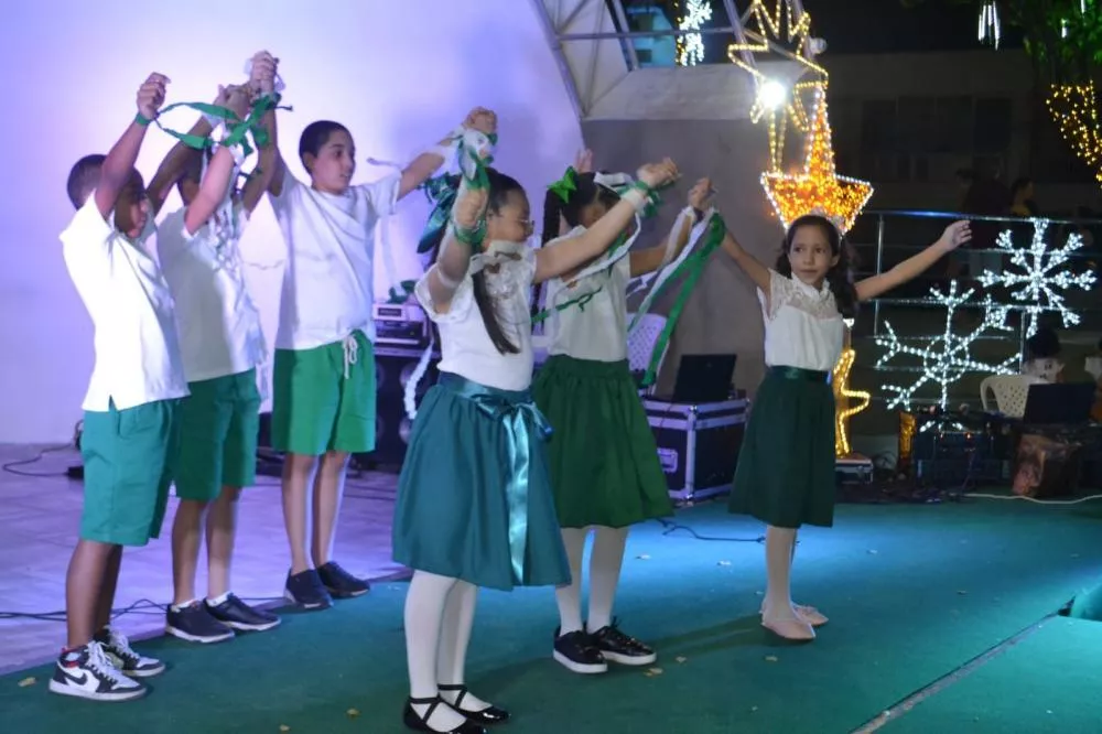 Presença do Papai Noel e Cantata Natalina do Centro Educacional Pequeno Gênio marcam a sexta noite do Natal da Gente, em Patos