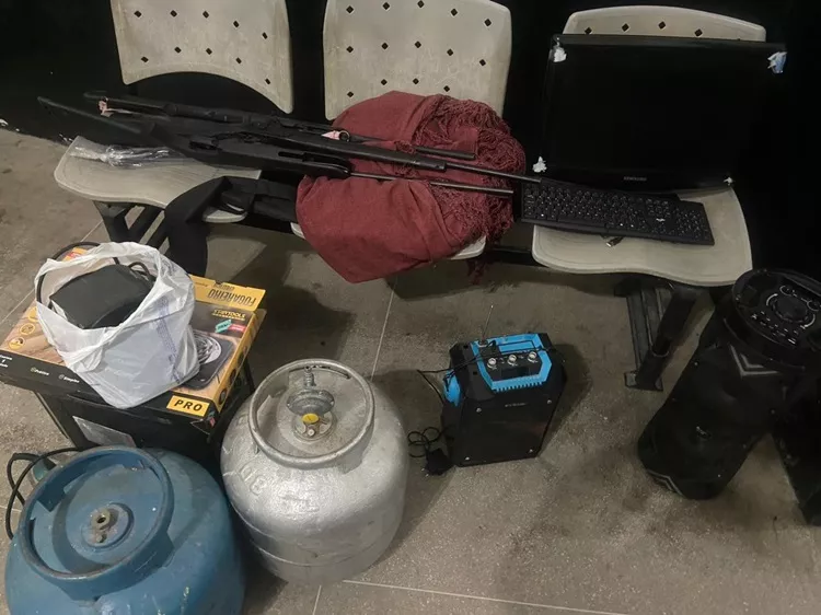 PM prende dupla suspeita de furtos em residências na zona rural do Sertão 