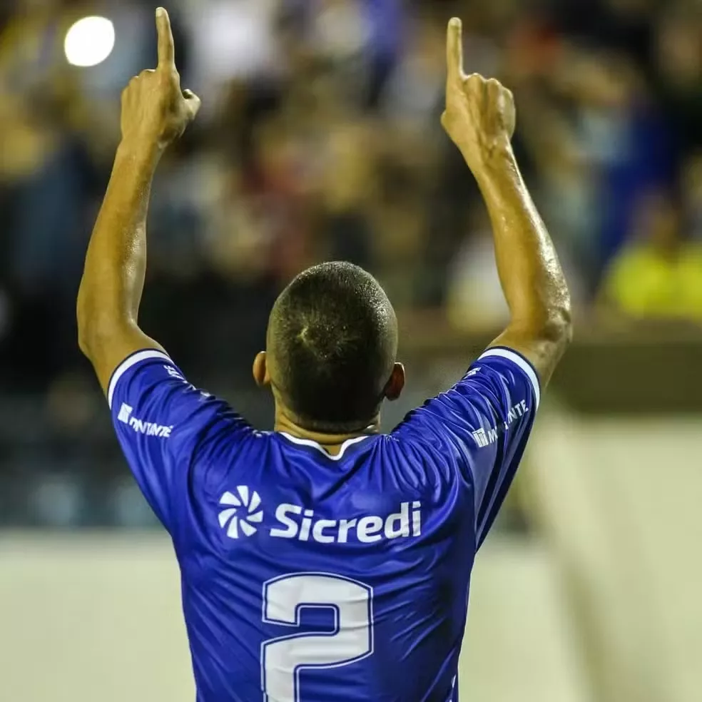 Campinense anuncia o lateral-direito colombiano Luís Dario para a temporada 2025