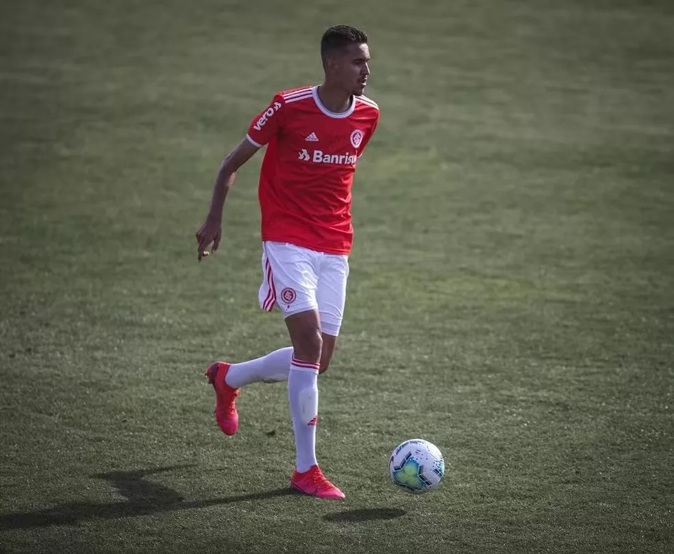 Treze anuncia o zagueiro Tiago Barbosa, ex-Internacional, como reforço para 2025