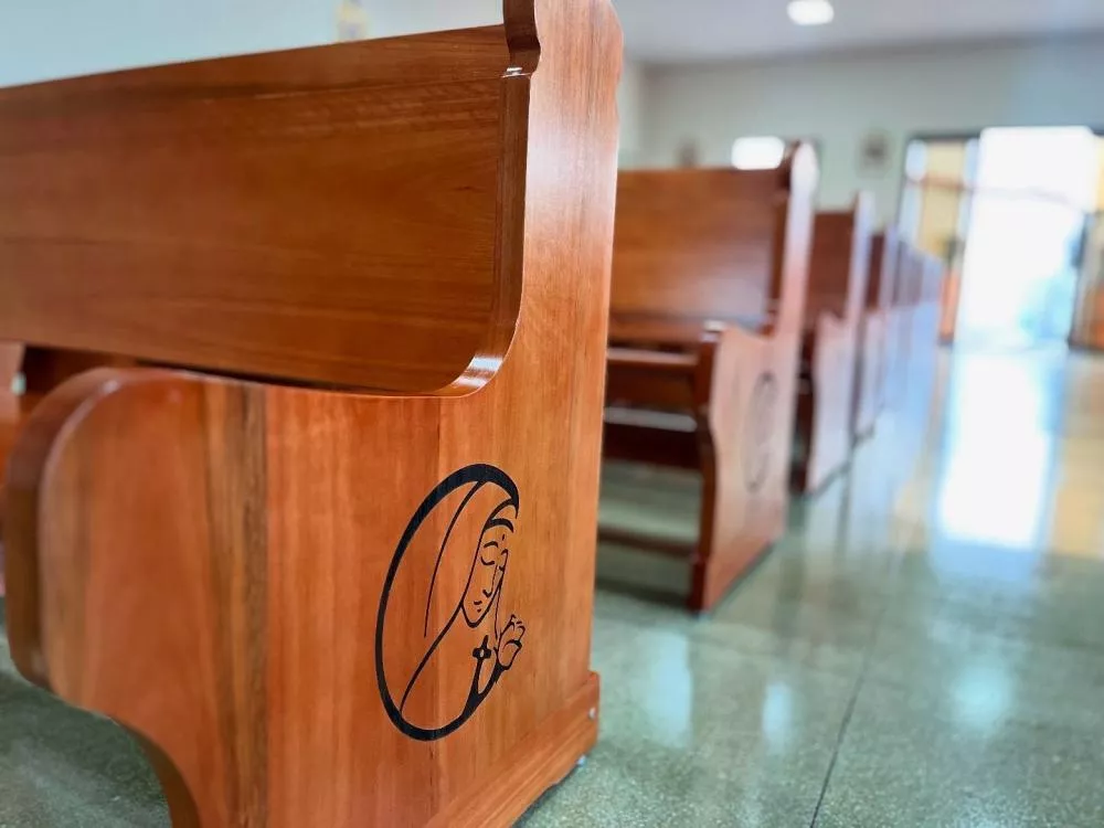 Capela Santa Rita recebe novos bancos adquiridos com recursos da festa da padroeira, em Patos