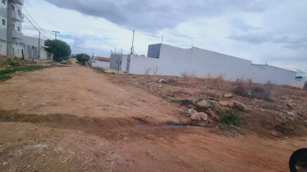 Moradores do bairro Geraldo Carvalho, em Patos, denunciam despejo de resíduos em via pública e temem riscos à saúde