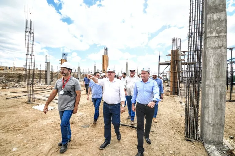 João Azevêdo autoriza reforma e ampliação de hospitais e inspeciona obras de construção do Trauma do Sertão, em Patos