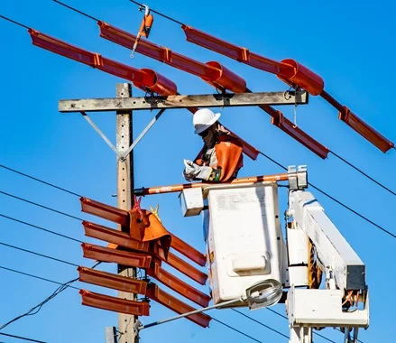 Mercado e vias públicas de Patos recebem instalações elétricas mais modernas e eficientes. Projeto realizado pela Energisa, em parceria com o município, trará economia de R$ 75 mil/ano