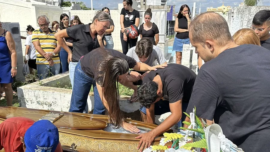 Comoção marca velório e sepultamento da professora Fatinha e seu esposo Bosco, em Cajazeiras-PB