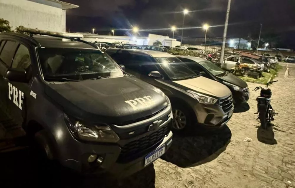 PRF na Paraíba detém líder de facção criminosa que atua no estado do Ceará, recupera veículos e prende foragido da Justiça