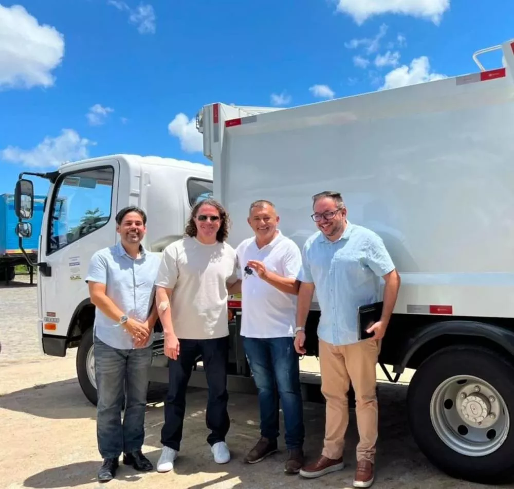 Prefeito de Catingueira recebe caminhão compactador de lixo para o município em parceria com o senador Veneziano