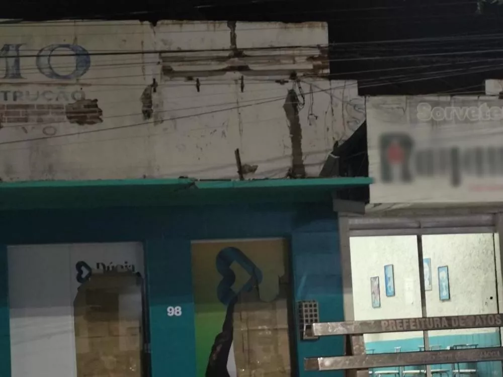 Internauta alerta para o perigo de marquise de prédio em risco de desabamento no Centro de Patos