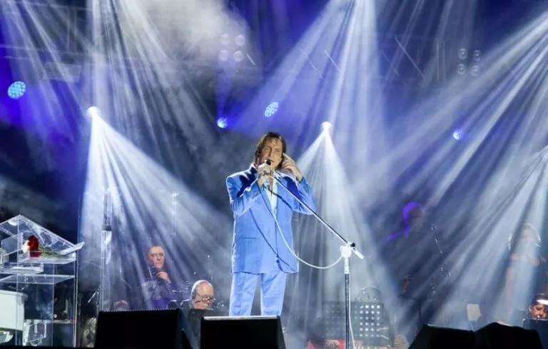 Roberto Carlos se irrita com fotógrafos e ameaça parar show no Recife; veja vídeo