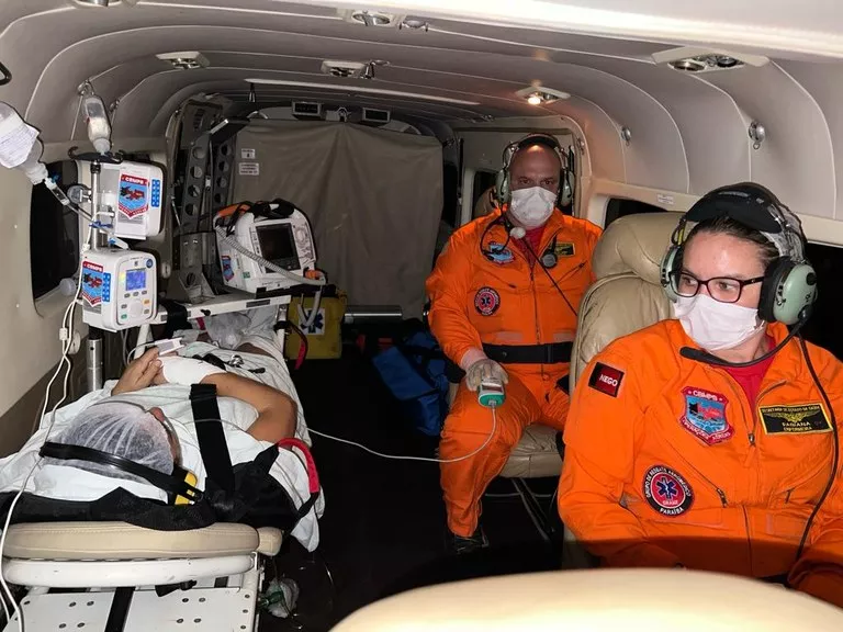 Mulher de 51 anos é transferida do Hospital de Patos para o Metropolitano no 100º transporte aeromédico do ano