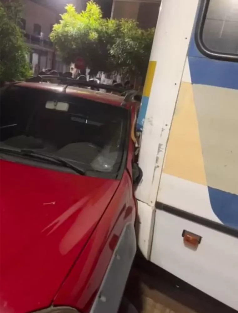 Ônibus do Pombal bate em carro após amistoso na cidade de Coremas