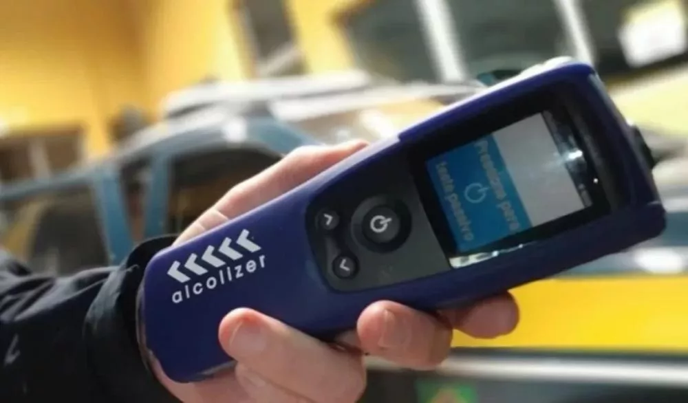 PRF na Paraíba flagra idoso e jovem dirigindo embriagados