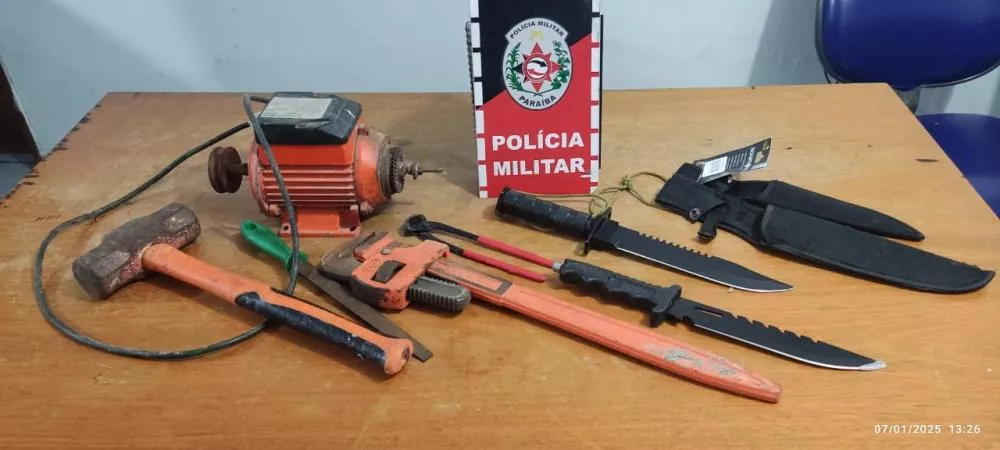 Polícia apreende arma, pássaros silvestres e objetos possivelmente roubados em ação no bairro Antônio Bento, em Santa Luzia