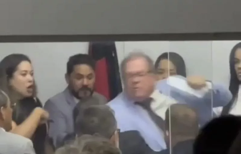 Eleição da Presidência da Câmara de Santa Rita termina em confusão mais um vez e soco entre vereadores