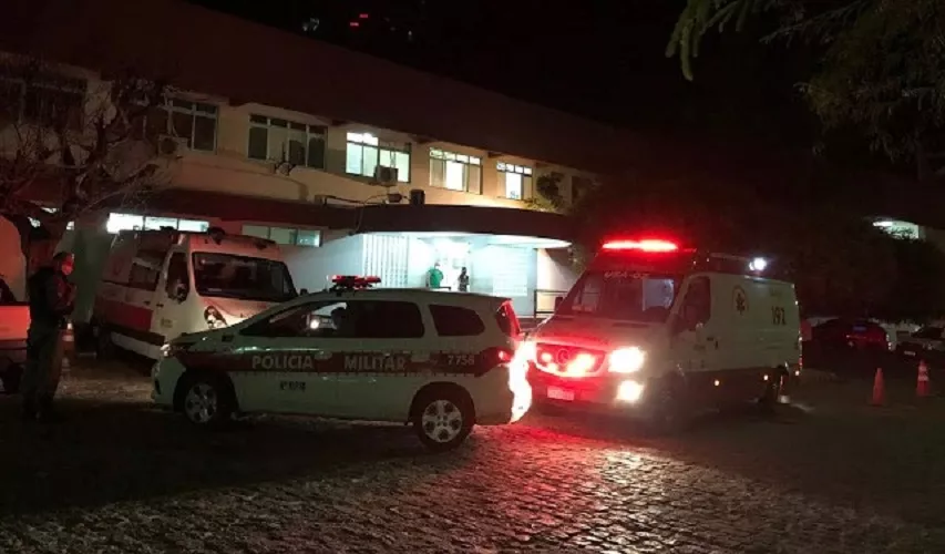 Vítima foi levada ao Hospital Regional de Cajazeiras (Foto: Ângelo Lima)