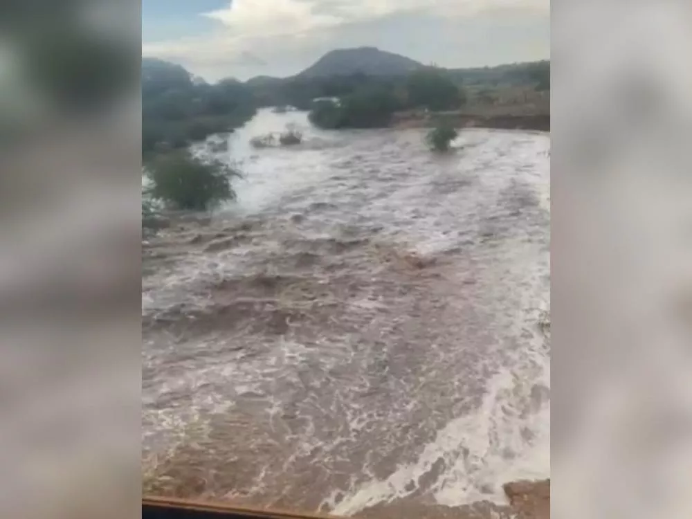 Cheia do Rio da Farinha atrai atenção de populares na região de Patos