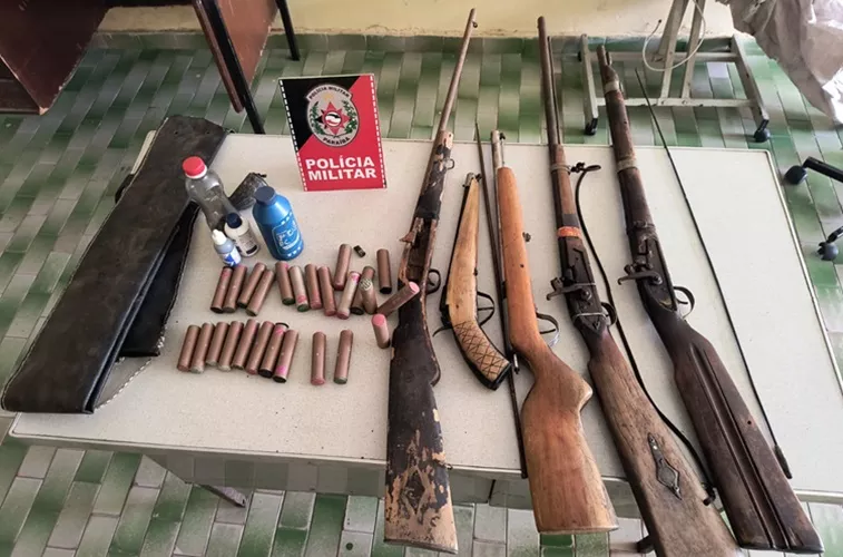 Armas apreendidas durante a ocorrência - Foto: divulgação/6º BPM