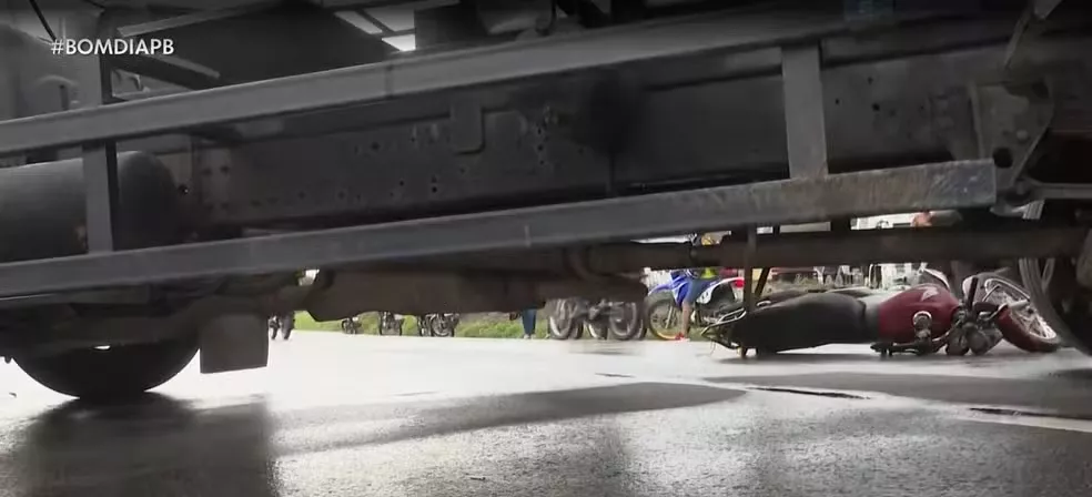 Passageira de serviço por aplicativo morre em acidente envolvendo duas motos e caminhão em Bayeux