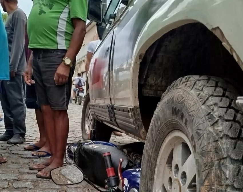 Colisão entre caminhonete e moto deixa casal ferido em Conceição