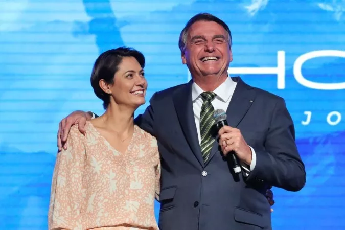 Após Moraes negar liberação, Bolsonaro diz que Michelle lhe representará na posse de Trump