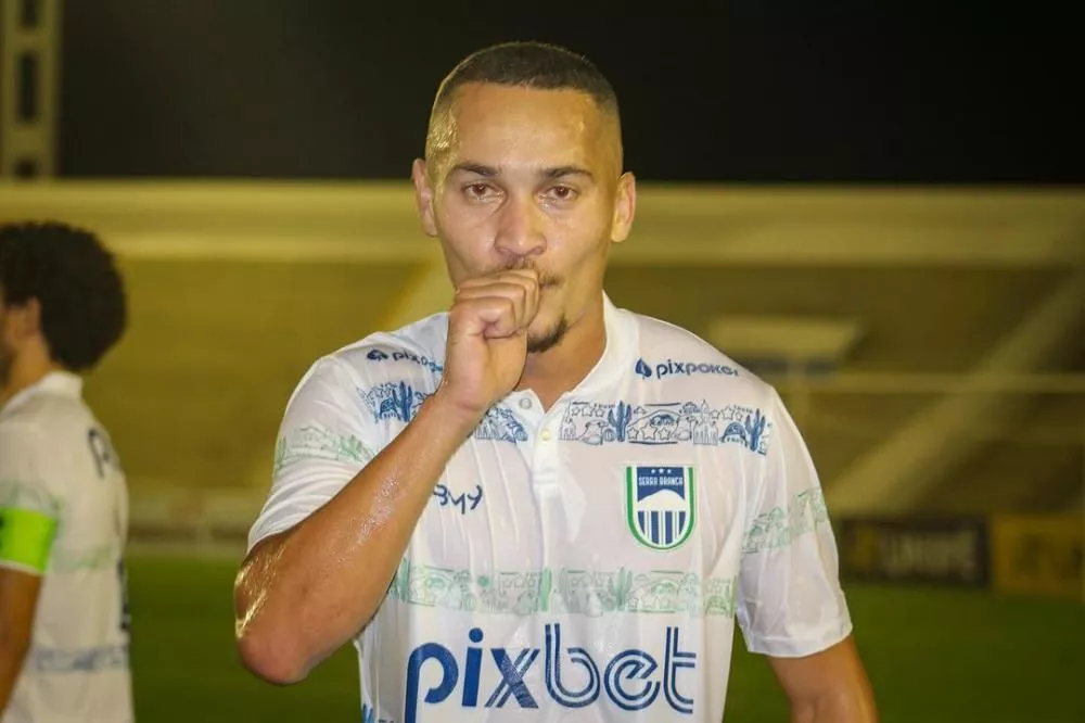 Com golaço de falta no último minuto, Serra vence o Pombal no Amigão e volta ao G-4 do Paraibano