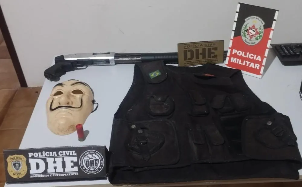 Operação policial integrada prende homem armado em Patos e apreende espingarda, colete tático e máscara