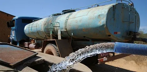 Moradora da comunidade Serrote Liso, em Patos, reclama da falta de abastecimento na zona rural; secretário de Agricultura garante serviço e esclarece situação