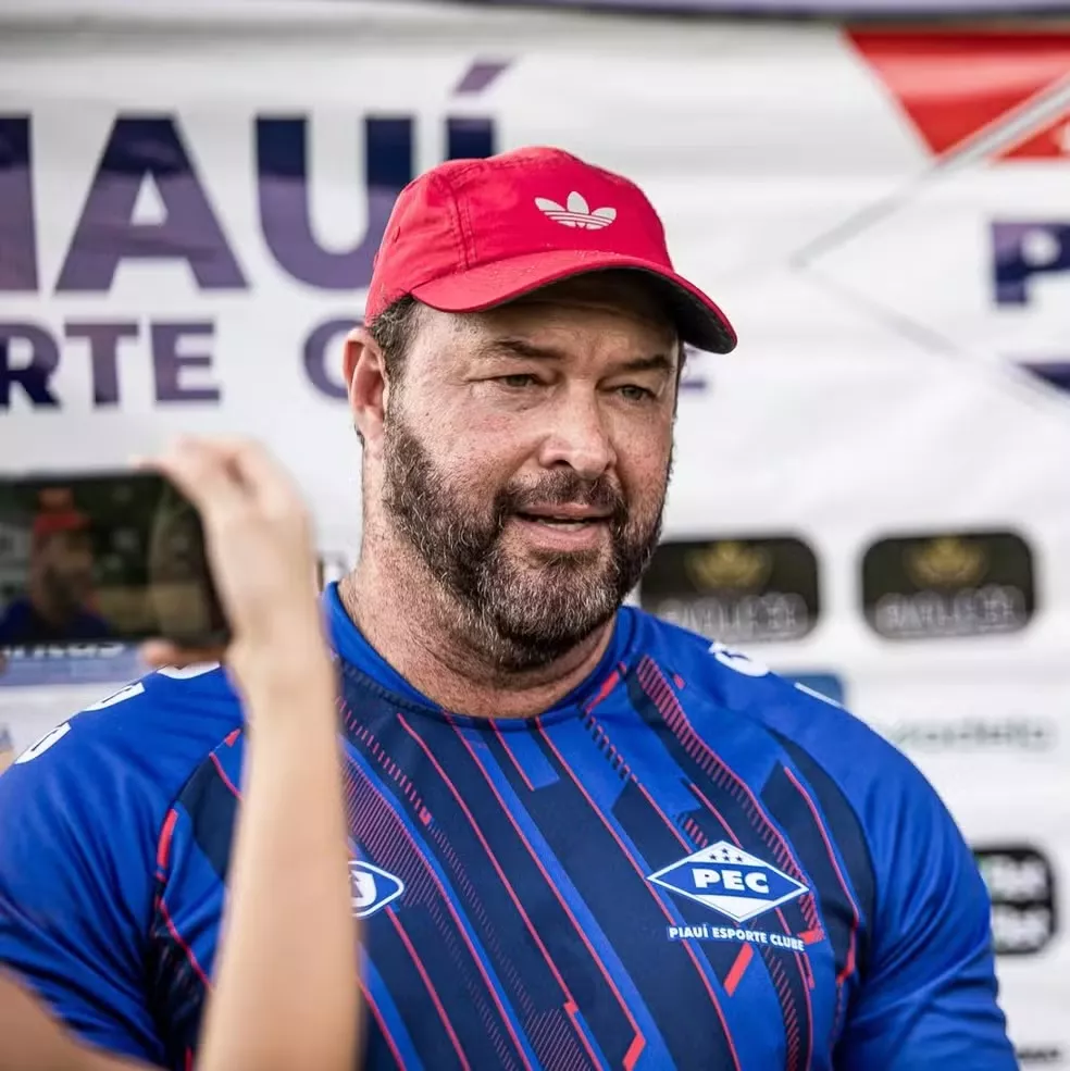 Pretendido pelo Treze, Roberto Fernandes dá treino no Piauí, que garante permanência do técnico