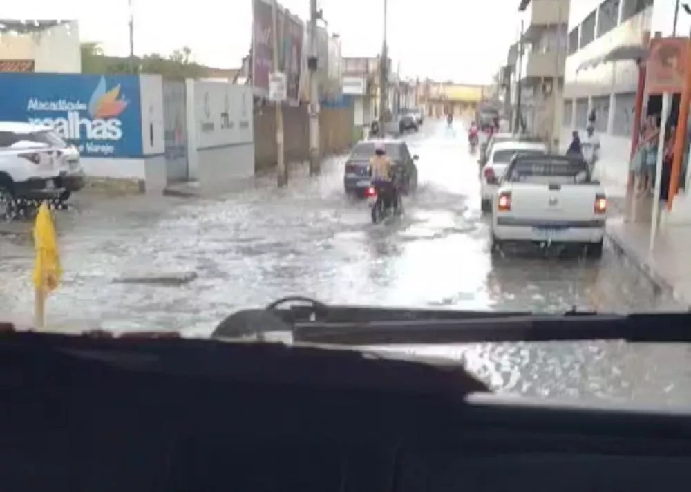 Cidadão reclama de buraco em rua central de Patos