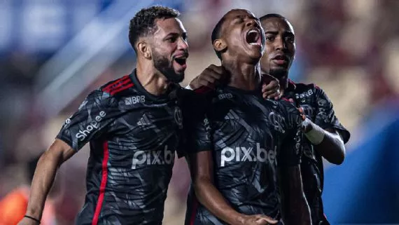 Joias e Carlinhos brilham, Flamengo aproveita expulsão, aplica 5 a 0 no Bangu e vence a primeira no Carioca
