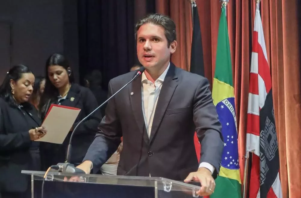 Oito ministros de Lula irão se licenciar para votar em Hugo Motta