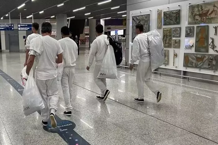 Deportados dos EUA chegaram algemados a Manaus e foram soltos pela PF