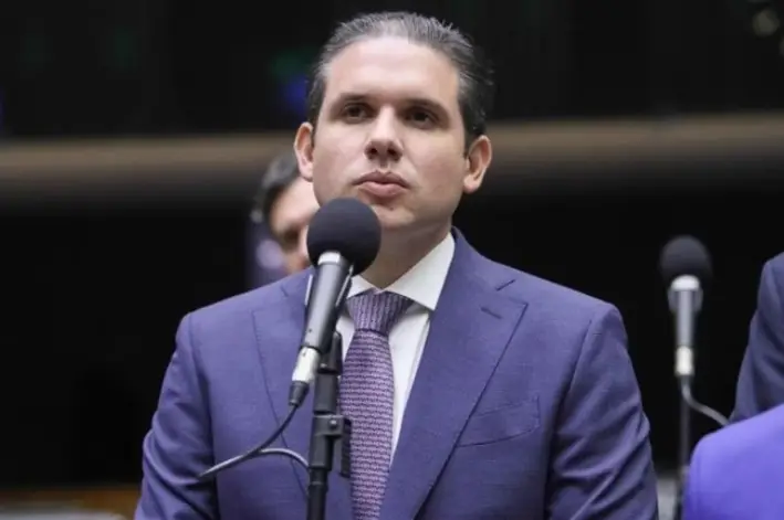 Hugo Motta se aproxima de deputados paulistas, Tarcísio e Nunes durante jantar em SP