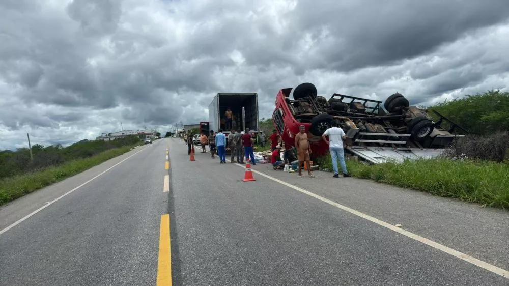 PRF divulga detalhes de capotamento de caminhão na BR-230, em Condado; motorista alega que tentou desviar de motocicleta
